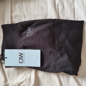 Iciw tights  - Helt nya iciw tights. Aldrig använda! Storlek M men små i storlek så de är mer som S! Prislappen kvar 