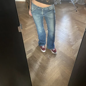 Galet snygga jeans😍 - Kollar intresset på dessa sjukt snygga och coola jeans från Moshino🤩💕 Såå coola fickor och sjukt najs modell!! Som nya🌟