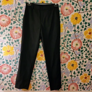 Mjuka byxor kritstreck - Sköna byxor/kostym-chinos. Kritstrecksrandiga. Knappt använda.