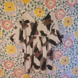 Mönstrad klänning - Obs! Avklippt och ej fållad. Blus eller kortkort? Onesize-storlek. I gott skick i övrigt.