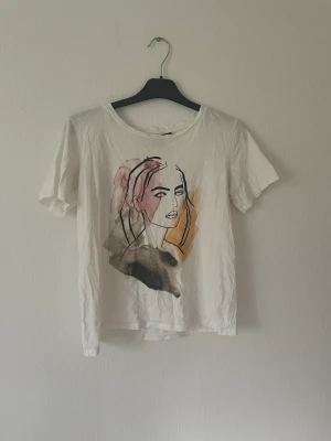 T-shirt  - Super fin T-shirt med tryck från Kappahl❤️ 50kr + frakt 