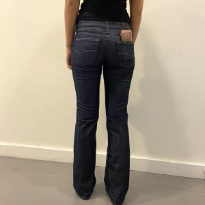 Lågmidjade jeans  - Så snygga lågmidjade jeans ifrån lee💕 midjemåttet är 77cm och innerbenslängden 78cm, hon på bilden är 165 för referens💕