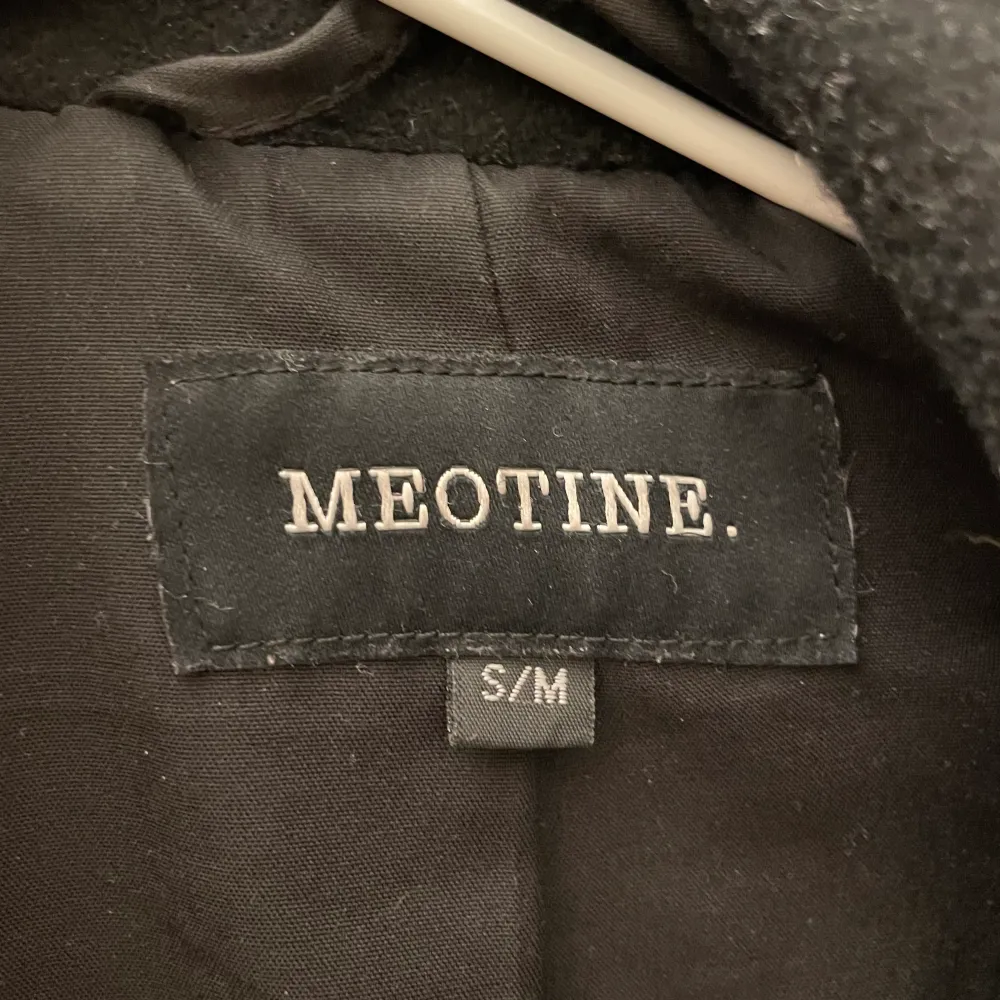 Den populära Meotine jackan🫶🏻  Såå fin! Fint skick. Även superfin utan pälsen som går att ta av🥰 Priset är inklusive frakt!. Jackor.