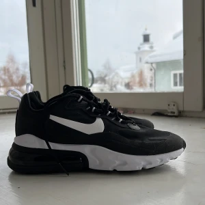 Nike Air Max 270 react  - Storlek 38.5 Går bra att komma med prisförslag  Skulle säga att designen är neutral, passar både män och kvinnor.  Använda 1 gång utomhus, i princip nyskick 
