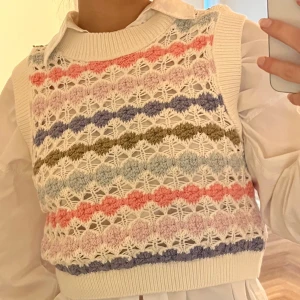 Stickad väst - Jättefin stickad väst från Zara. Aldrig använd. Storlek S. 150:- ex frakt. 