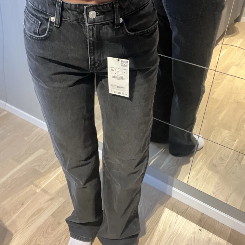 Zaras mid-rise full lenght jeans. Oanvända med prislapp kvar. Nypris 400 💕. Jeans & Byxor.