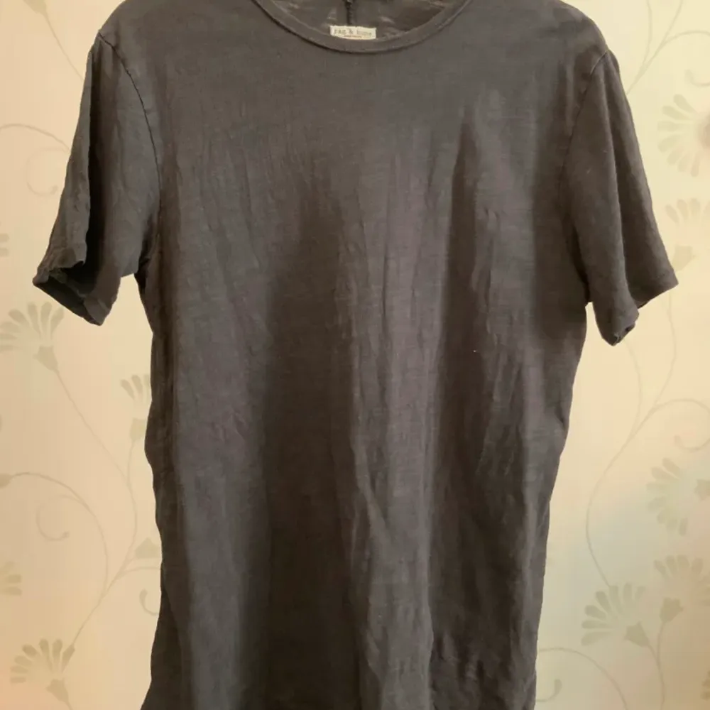 Kvalitets tshirt från Rag and Bone i mörkgrå, nypris låg vid runt 1000kr. Har nästan aldrig använts! Storlek S men passar också M!. T-shirts.