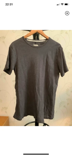 Rag and Bone T-shirt - Kvalitets tshirt från Rag and Bone i mörkgrå, nypris låg vid runt 1000kr. Har nästan aldrig använts! Storlek S men passar också M!