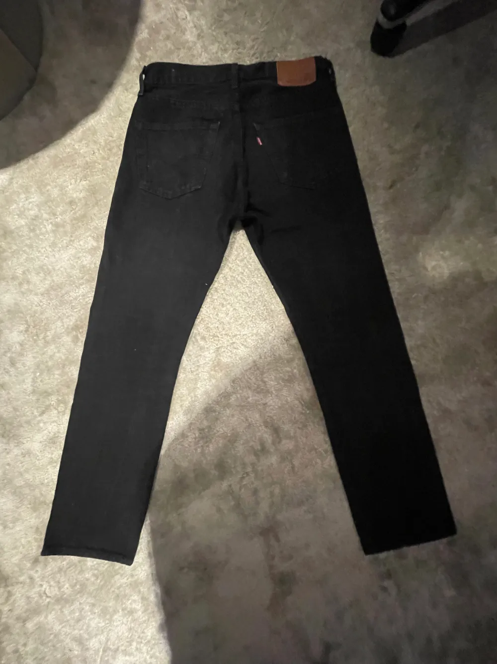 Hej säljer nu dessa jeans Levis 501. Säljer de eftersom att jag knappt använder. De är vi väldigt bra skick.  9/10. Jeans & Byxor.