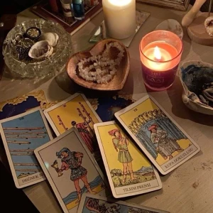 Tarot spå läggning/seans  - Jag kan göra allt på nästa sida! Kanaliserar vad dina änglar vill säga dig, säger bara positiva saker. Har spått i flera år. Framtiden kan alltid ändras, 50kr för 3 kort generalisering. Och för en full kostar det 300kr. Skicka gärna i dm 🩷