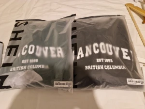 Klänning  - Svart kappa nästan ny st: xl  350 kr , tjocka tröjor st: 2xl  70 kr st , helt ny i klänning i st: 2xl 270 kr.