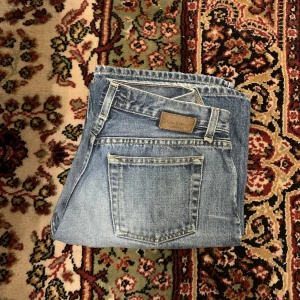 Marc O’Polo Jeans - Bootcut, låg midja, suuuupersnygga på! Smått slitna mellan låren men ingen som syns/har gått igenom. För små för mig och säljer därav! 100% bomull. Skriv för fler bilder 