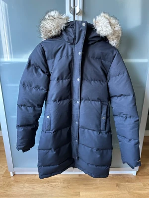 Vinterjacka  - En svart vinterjacka från Everest, storlek 36. Använd fåtal gånger så ser ny ut och är i nyskick, säljes nytvättad. Nypris 2800kr