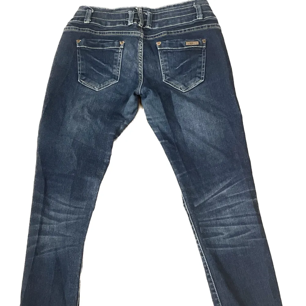 Low Rise skinny jeans i storlek L (men passar som S) midjemåttet är 79/80 och innerbenslängden är 81. Jeans & Byxor.