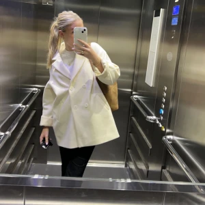 Kappa Nakd  - Säljer denna fina kappa från Moa Mattssons kollektion för nakd. Använd men mycket fin skick. Pga flytt måste jag rensa. 