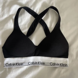 Calvin Klein Bh - Oanvänd Calvin Klein bh i stl Xs🩷