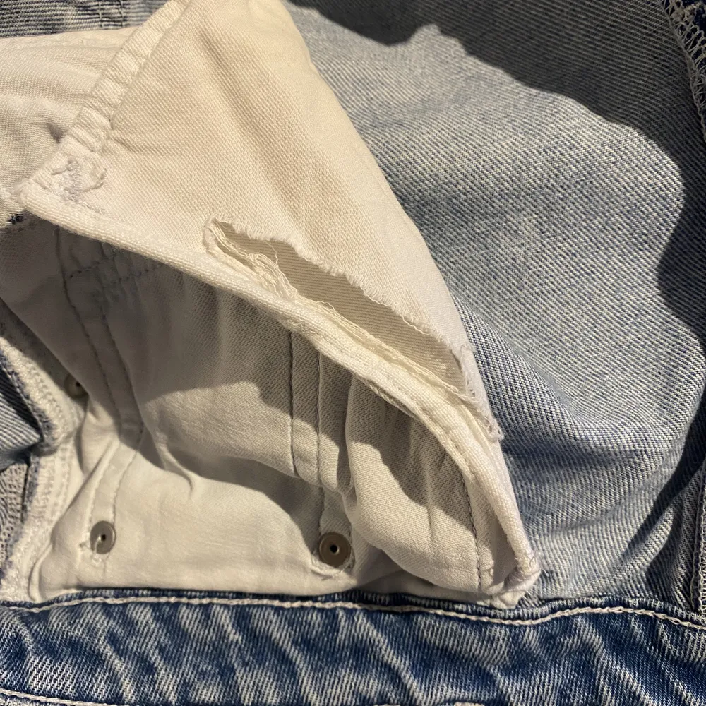 Raka jeans i bra skick, lite slitna utom höger ficka som har hål på sidan.. Jeans & Byxor.