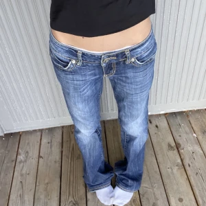 Lågmidjade jean - Säljer dessa as snygga lågmidjade jeans från guess💕Midjemåttet är 34cm och innerbenslängden är 77cm💗