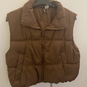 Väst  - Jätte fin väst i kortare modell, knappt använd därav säljer jag. Den är köpt i somras ifrån H&m