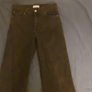 Svarta jeans - Säljer dessa svarta jeans från wera. Väldigt snygga men passar tyvär inte längre. Dem har knappt blivit använda och är i bra skick, men varnar för att dem är små i storlek! 