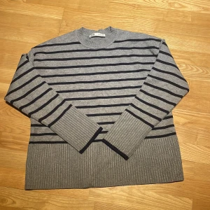 Zara tröja  - Säljer min fina zara tjocktröja med marinblå ränder då de inte är min stil men frf i jättefint skick