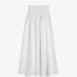 Säljer denna vita långa kjolen i storlek L men passar även M,  köpt från Kappahl för 500kr , använd en gång så inga fläckar eller så på, inte genomskinlig! Säljs för 200kr + frakt  