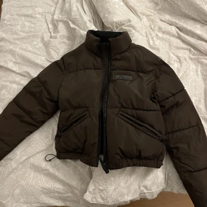 Puffer jacka - Säljer min bruna pufferjacka från urban, nyskick utan defekter. Nypris 899kr, inte min stil längre