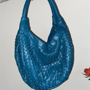 Bottega väska - Sååå snygg bottega liknande väska som jag verkligen älskar men den kommer tyvärr inte till användning💕 perfekt storlek då den är väldigt rymlig men samtidigt inte för klumpig🥰