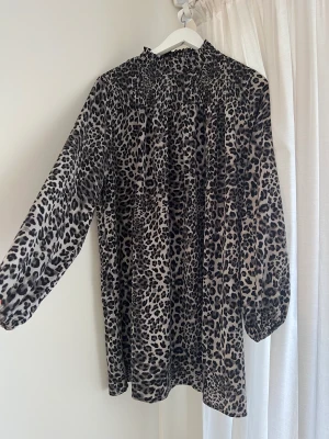 Klänning  - Fin leopardklänning. Endast anvönd 1 gång. 