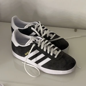 Adidas Gazelle - Säljer dessa superfina adidas skorna, använt någon enstaka gång. Storlek 37 1/3. Passar 37/38. Fint skick, köpta i oktober från nelly, nypris 1249kr. Säljer för 900kr. Dm för frågor