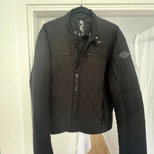 Replay jacka herr - Bra skick, använts knappast. Bra höst och vår jacka. ÄKTA