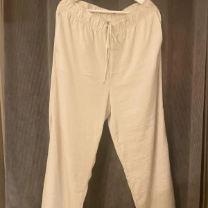 Byxor  - ”Linne” byxor från H&m, de är som linnebyxor men med ett lent material 💓