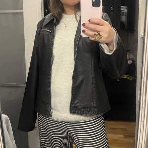 Läder jacka - Så sjukt snygg läder jacka från Gina, som tyvärr inte har kommit till användning. Den är i Xl men skulle säga mer åt M hållet. Färgen är typ brun/grå, nypris 899kr! Hör av dig om du har frågor?💗😋