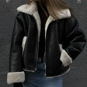 Fodrad Bikerjacka. Super skön och super snygg! Vinterns mode! Använd få gånger. Köpt för 1299 - slutsåld! Kort modell därför jag tog större storlek för lite oversized look! Jag är normalt en 40. 