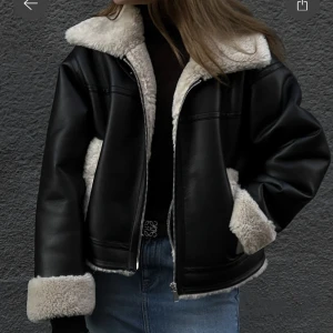 Bikerjacka med foder - Fodrad Bikerjacka. Super skön och super snygg! Vinterns mode! Använd få gånger. Köpt för 1299 - slutsåld! Kort modell därför jag tog större storlek för lite oversized look! Jag är normalt en 40. 
