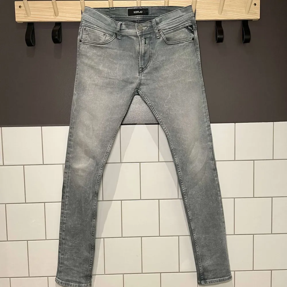 As snygga gråa replay jeans i bra skick med inga defekter, ny pris på dom är cirka 1100-1400 kr, vårt pris 499. Storleken är 30/32 och är bra i storleken. Hör av er vid om ni undrar något om jeansen!. Jeans & Byxor.