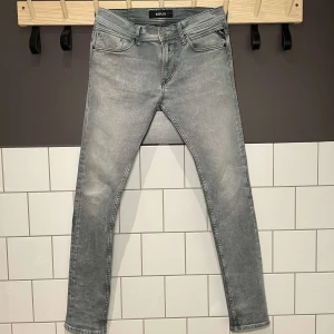 Replay Jeans - As snygga gråa replay jeans i bra skick med inga defekter, ny pris på dom är cirka 1100-1400 kr, vårt pris 499. Storleken är 30/32 och är bra i storleken. Hör av er vid om ni undrar något om jeansen!