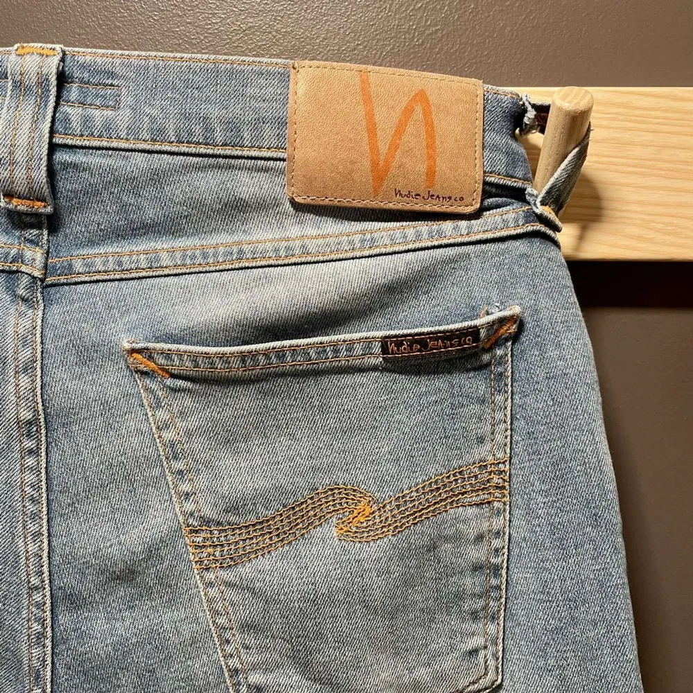 Ett par snygga ljusblåa nudie jeans i mycket fint skick. Ny pris är cirka 1300-1600 kr, vårt pris 449 kr. Storleken är 30/32 och är perfekt i storlek. Tveka inte att höra av dig vid minsta fråga. Jeans & Byxor.