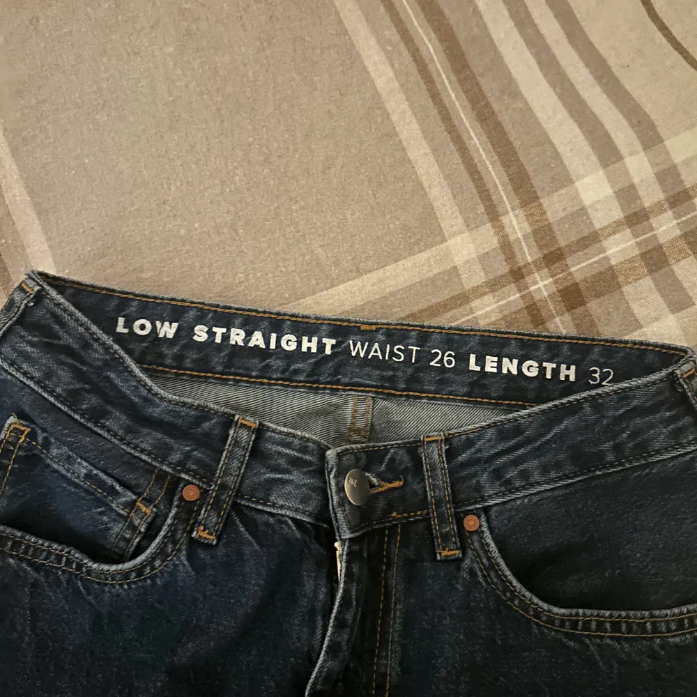 Säljer dessa mörkblåa jeans från BikBok 😍 Dom är low waist och i storlek W26 L32 (se sista bilden). Är jättebra längd för mig som är 170 och sitter perfekt i midjan! 🙏 Enadst använda ett fåtal gånger!. Jeans & Byxor.
