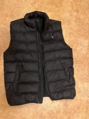 Gant väst - Säljer denna gant väst. Knappt använd. Mycket bra skick. Kan tvättas innan överlämning. 