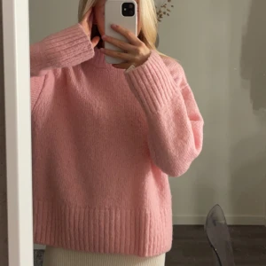 Stickad tröja - Rosa stickad tröja från gina🩷