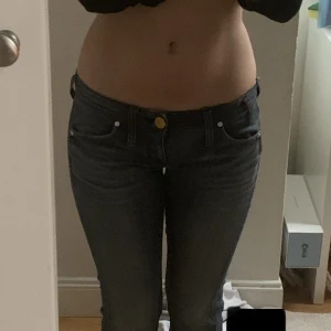 Lågmidjade vintage jeans - Säljer dessa supersnygga lågmidjade vintage jeansen köpta i Paris💓De är i storlek 28/30 (midjemått 38 cm & innebenslängden är 73 cm) Inga deffekter💕(pris kan diskuteras)