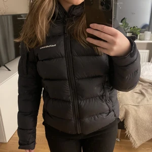 Dunjacka - Säljer min dunjacka från Peak performance då den är för liten, superfint skick!💕nypris 2500