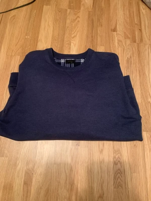 Blå sweatshirt - Blå Sweatshirt från Tchibo i stl M. Den är i bra skick .