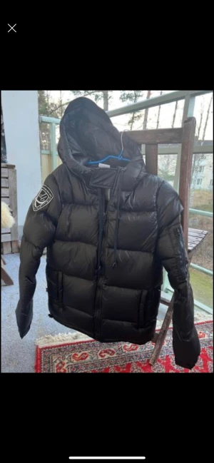 dbrand dunjacka nyskick svart - Varm lite glansig dunjacka i nyskick.  Luva. 