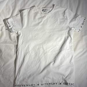 Givenchy t shirt använd ett fåtal gånger med inga synliga fel, även utan slit på tryck  12+ storlek (12-14 år)
