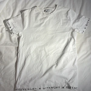 Givenchy t shirt - Givenchy t shirt använd ett fåtal gånger med inga synliga fel, även utan slit på tryck  12+ storlek (12-14 år)