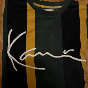 En t shirt från Karl Kani , vintage. Storlek S men passar även M. Riktigt fet t shirt! 