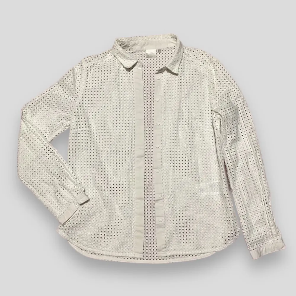 Denna unika skjorta med små hål-detaljer är så fin. Ett basplagg men som ändå är lite speciellt. Från märket InWear. Bra skick. . Skjortor.