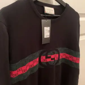 Gucci tröja helt oanvänd med prislapp kvar. Strl XL, men relativt liten i storleken. 